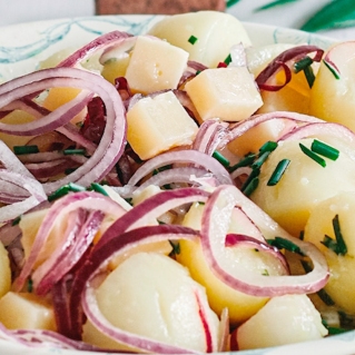 Salada de Batata Baby, Cebola Roxa e Queijo Vegano