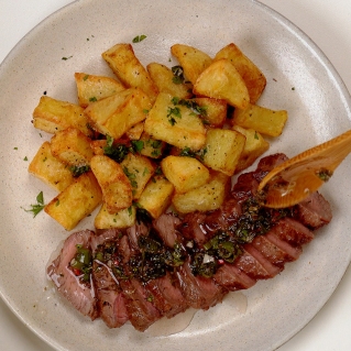 CARNE COM CHIMICHURRI E BATATAS